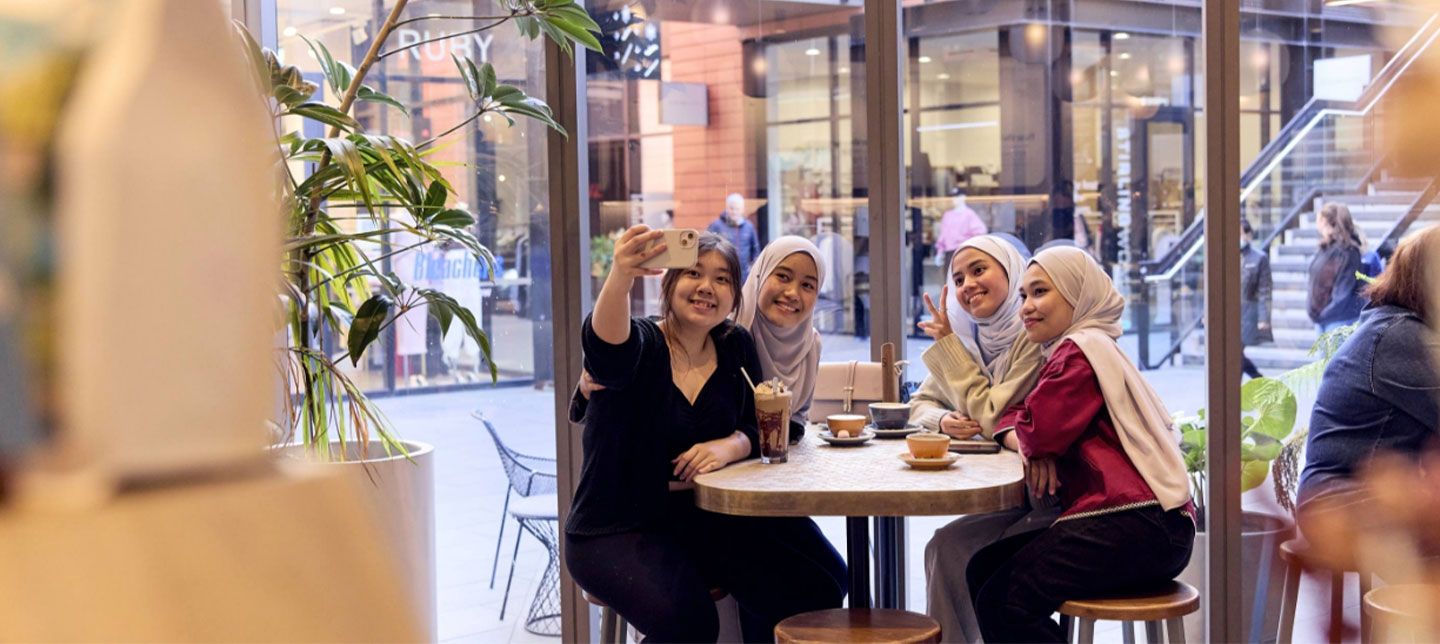 Students meeting at cafe